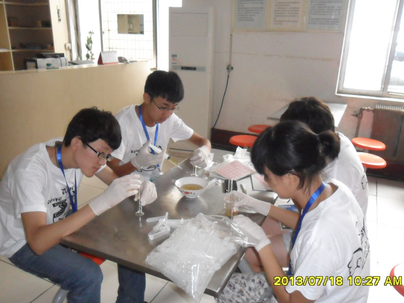 7��27�������ϴ�W(xu��)���YԴ�ɡ��������(hu��)��(sh��)�`���(du��)���_(d��)��һ��(g��)��(sh��)�`�ء����ĳǡ��(du��)�T���R��ͣ��ǰ����һ��(g��)ȡ���c(di��n)�M(j��n)��ȡ�ӹ������D���(du��)�T��?c��)ڌ?00ml�Ę�Ʒ�b�M(j��n)20��(g��)С������ԇ��ƿ����