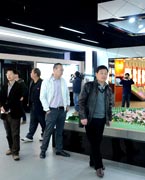 晉江城市展館　　晉江城市展館大樓位于世紀(jì)大道西側(cè)，于2004年12月動(dòng)工建設(shè)，地上四層、地下一層，總建筑面積為18645平方米，項(xiàng)目總投資為7500萬(wàn)元。