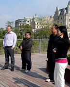 網(wǎng)友參觀晉陽(yáng)湖　　晉陽(yáng)湖項(xiàng)目原投資計(jì)劃為2.2億元，區(qū)域內(nèi)五座橋?yàn)榫坝^橋。為完善其功能，強(qiáng)化景觀提升效果，對(duì)部分項(xiàng)目進(jìn)行了優(yōu)化、提升，包括將區(qū)域內(nèi)五座景觀橋改為市政橋并新增兩座市政橋。