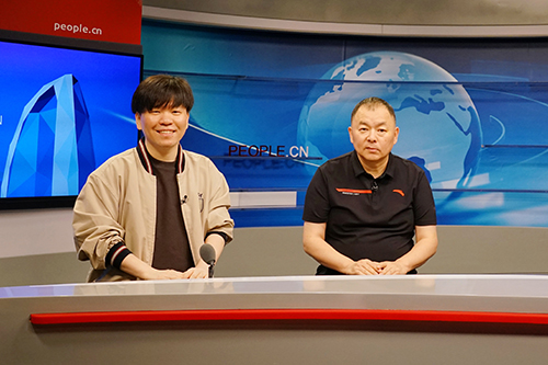 電影頻道節(jié)目中心副總編輯王平久（右）、音樂制作人常石磊（左）做客人民網(wǎng)。人民網(wǎng)記者 皇甫萬里 攝