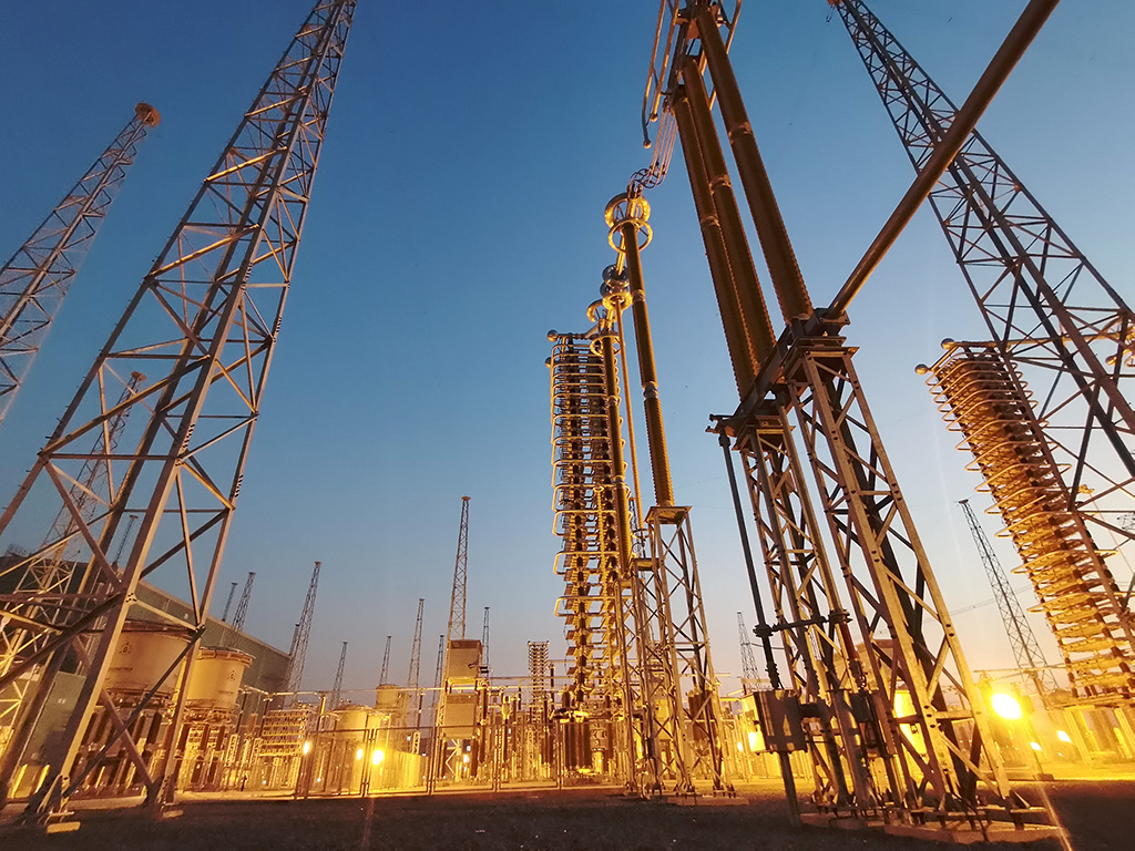 ±660kV巴基斯坦默蒂亞里-拉合爾（默拉）直流輸電項目拉合換流站夜景。（國家電網(wǎng)供圖）