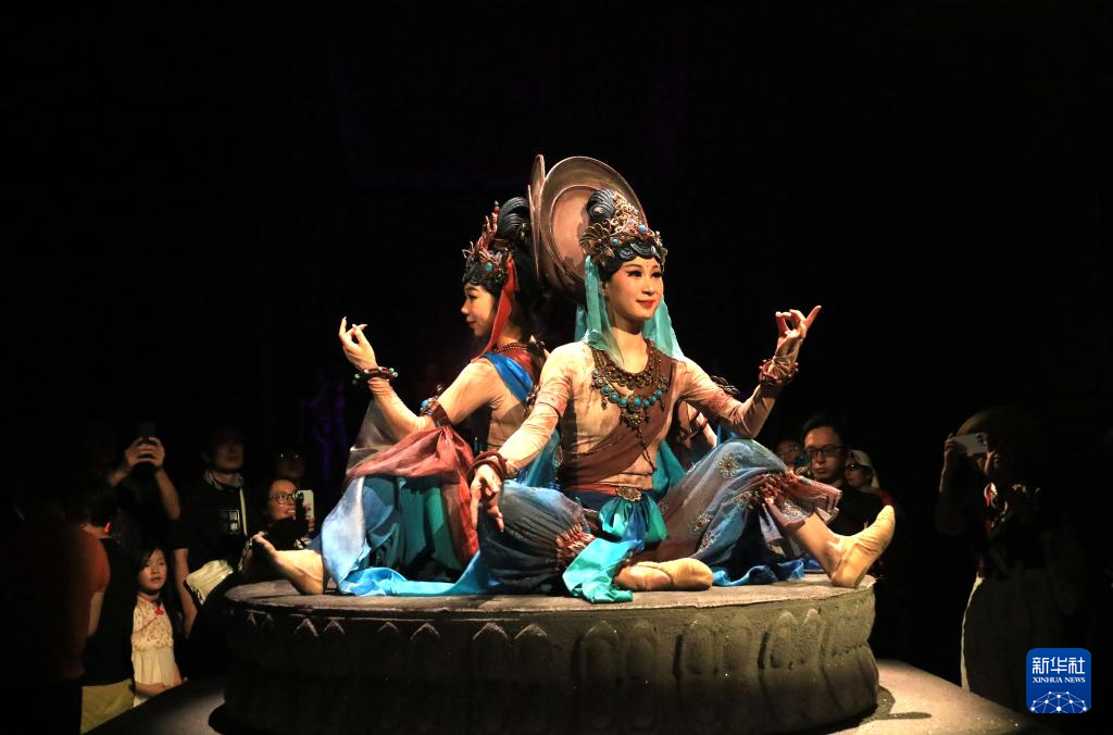8月5日晚，游客在甘肅省敦煌市觀看大型洞窟式沉浸體驗劇《樂動敦煌》。 新華社發(fā)（張曉亮 攝）