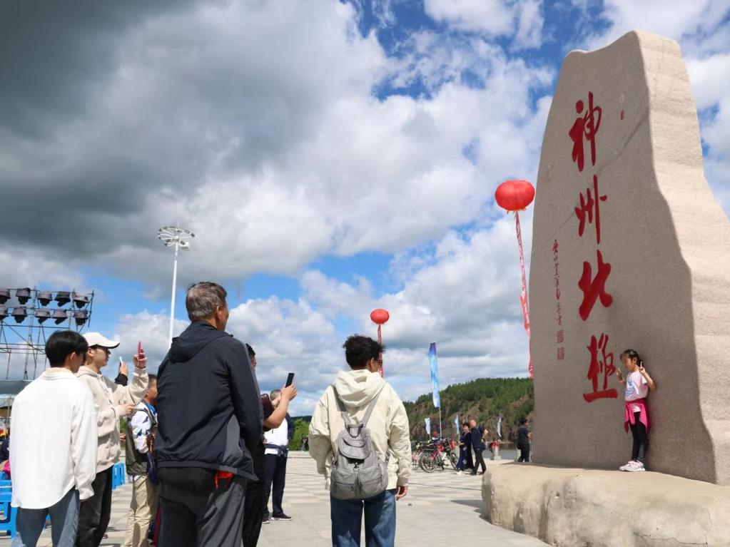 游客在漠河市地標(biāo)前打卡。新華社記者 徐凱鑫攝