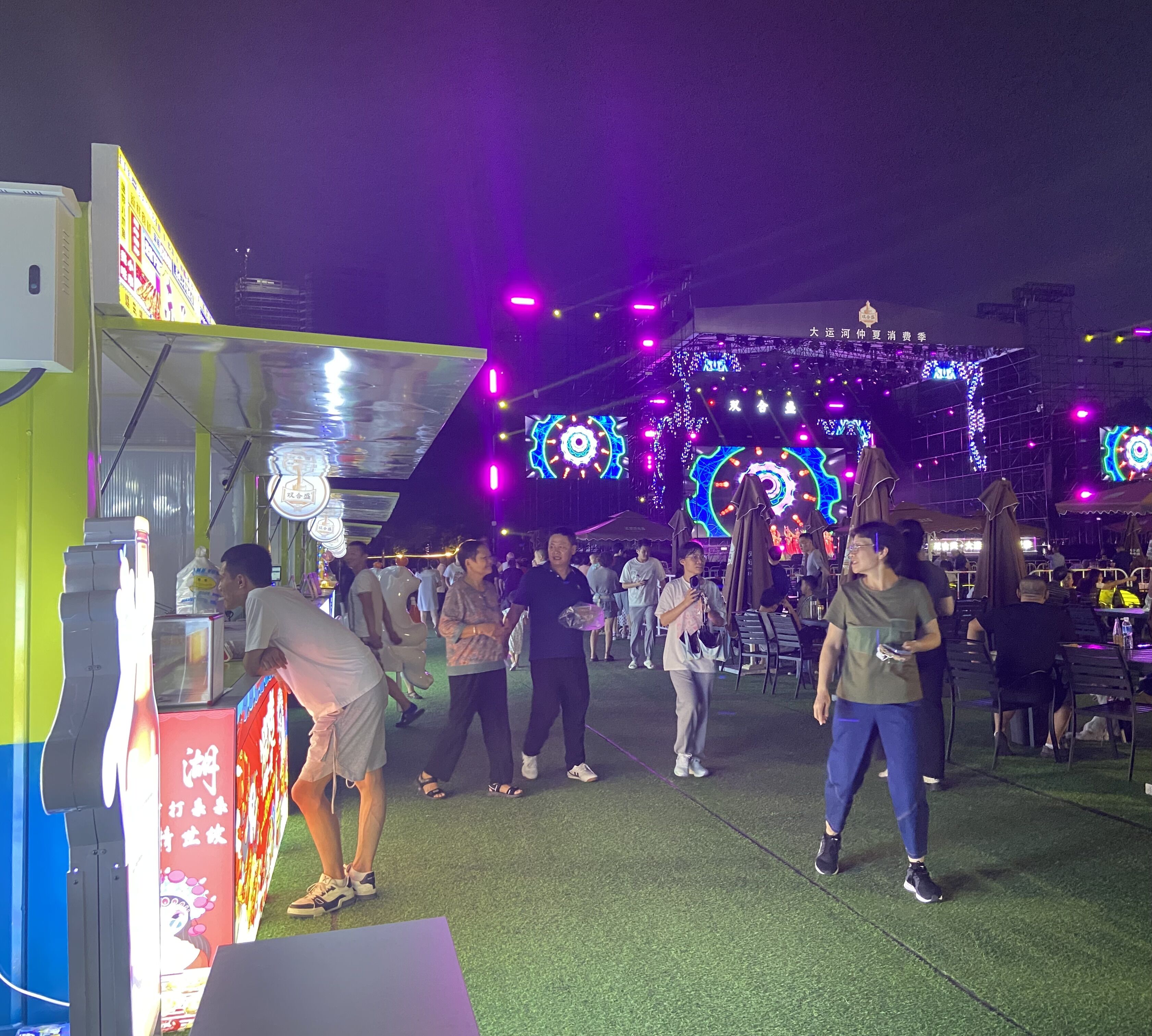 8月16日，游客在大運(yùn)河仲夏消費(fèi)季現(xiàn)場觀看演出、品嘗美食。人民網(wǎng) 馮春昉攝