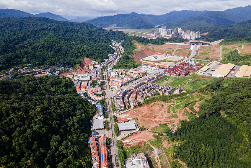 磨憨口岸俯瞰，右前方高層白色建筑群為老撾境內(nèi)。人民網(wǎng)記者 符皓攝