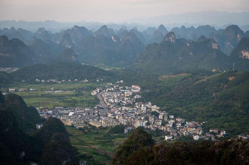 廣西層巒疊嶂，郁郁蔥蔥。 人民網(wǎng) 嚴(yán)立政攝