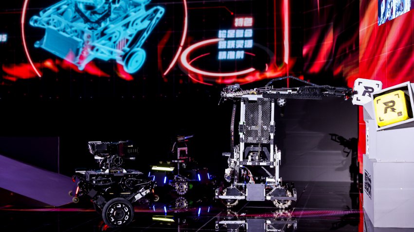 武漢工程大學(xué)大學(xué)生們帶來的機(jī)甲大師對抗比賽。主辦方供圖