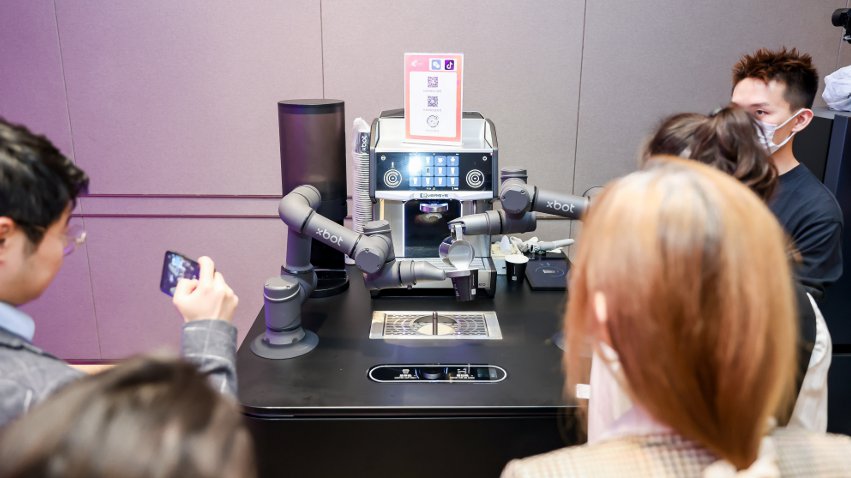 到場觀眾體驗(yàn)如影智能咖啡大師。主辦方供圖