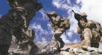 新疆軍區(qū)某團組織班組戰(zhàn)術(shù)訓練