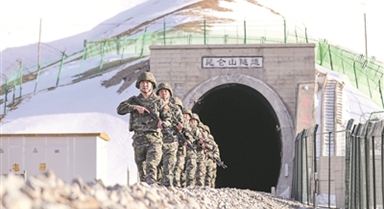武警海西支隊(duì)在昆侖山隧道沿線(xiàn)巡邏